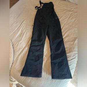 Fly low Women’s Snowpant bibs, size Small, black. 

Good condition!